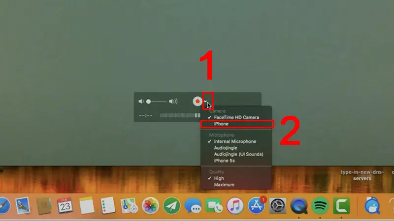 Chọn iPhone làm nguồn camera trong QuickTime để phản chiếu màn hình iOS lên MacBook