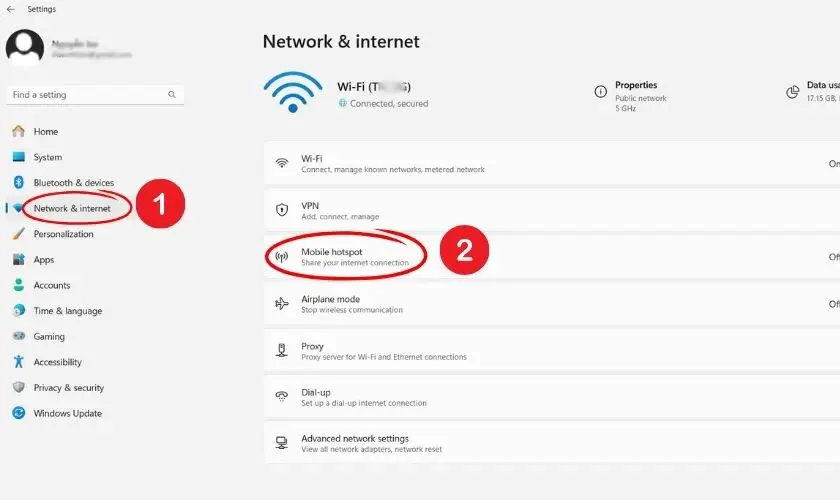 Đi đến Network &amp; Internet và chọn Mobile hotspot trong Windows 10