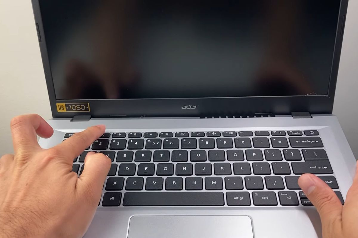 Nhấn F2 liên tục ngay khi bật Acer Nitro 5 để vào giao diện BIOS UEFI