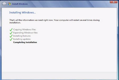 Tiến trình cài đặt Windows 7 đang sao chép và bung file