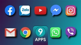 Kỹ thuật viên triển khai phần mềm chat trực tuyến phục vụ trao đổi công việc trên máy tính văn phòng