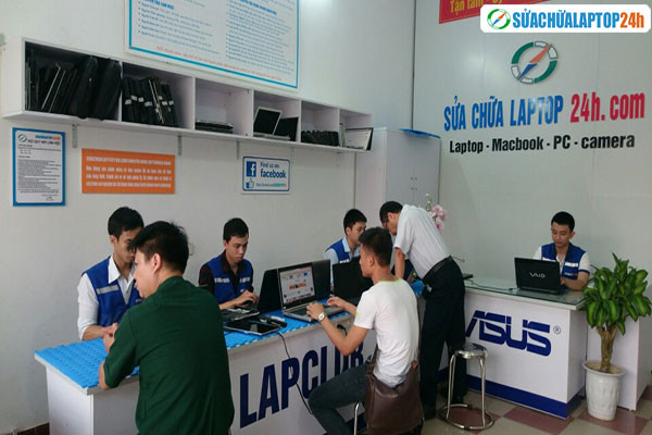 Kỹ thuật viên tại Sửa chữa Laptop 24h tiếp nhận máy khách