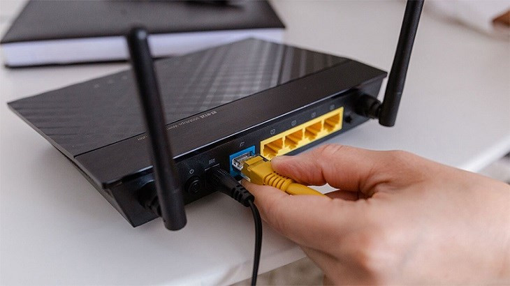 Kiểm tra dây nguồn và cáp của router/modem trước khi xử lý lỗi WiFi