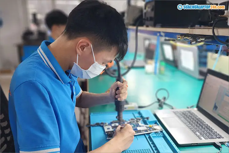 Kỹ thuật viên kiểm tra phần cứng laptop tại cơ sở Chùa Láng