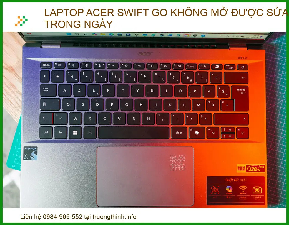 Kỹ thuật viên kiểm tra lỗi không mở được trên laptop Acer Swift Go