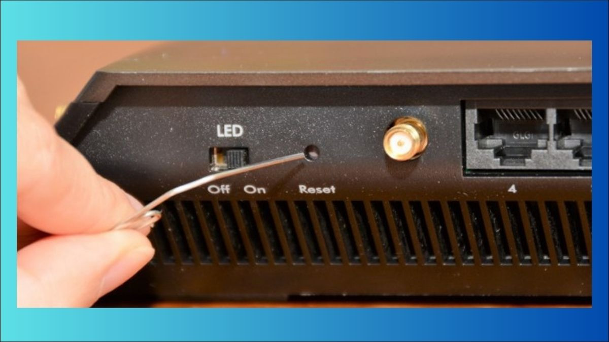 Nhấn giữ nút Reset trên router trong vài giây để khôi phục cài đặt gốc