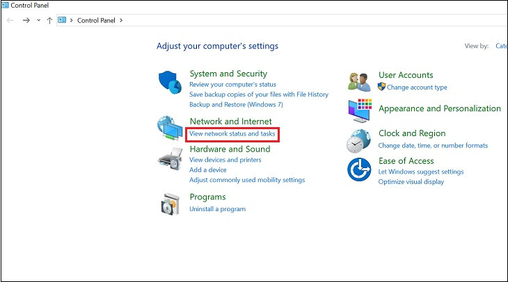 Mở Control Panel rồi chọn View network status and tasks để truy cập cài đặt mạng trên Windows 10