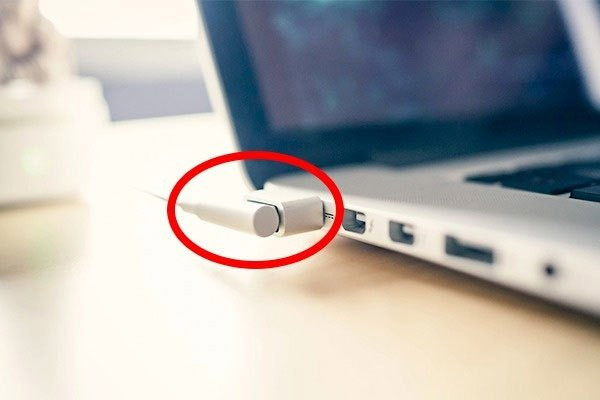 Sạc laptop Dell hỏng khiến máy không nhận điện, màn hình không sáng