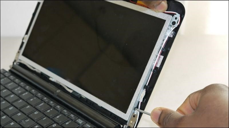 Mang laptop đến trung tâm sửa chữa uy tín để kiểm tra và thay panel khi cần thiết