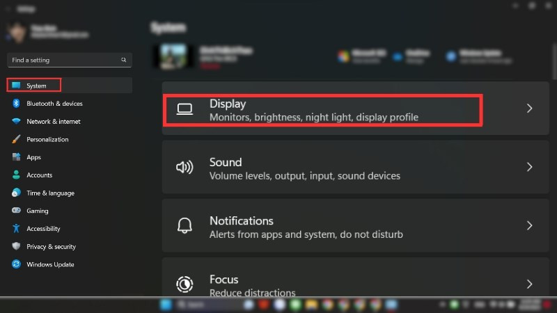 Vào Settings > System > Display để bắt đầu điều chỉnh cấu hình hiển thị