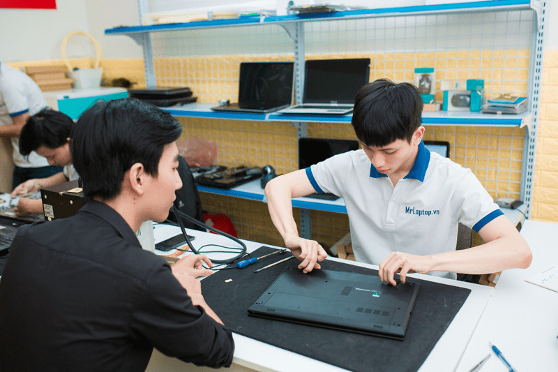 Thay pin laptop lấy liền tại Trường Thịnh Computer