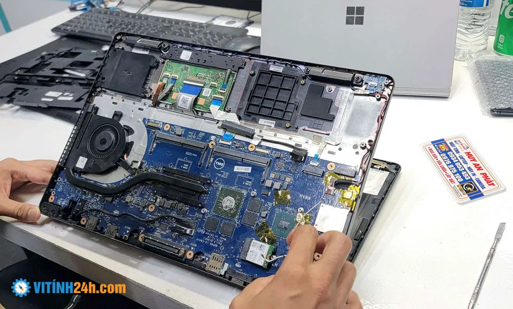 Kỹ thuật viên đang kiểm tra phần cứng laptop tại nhà ở TP.HCM