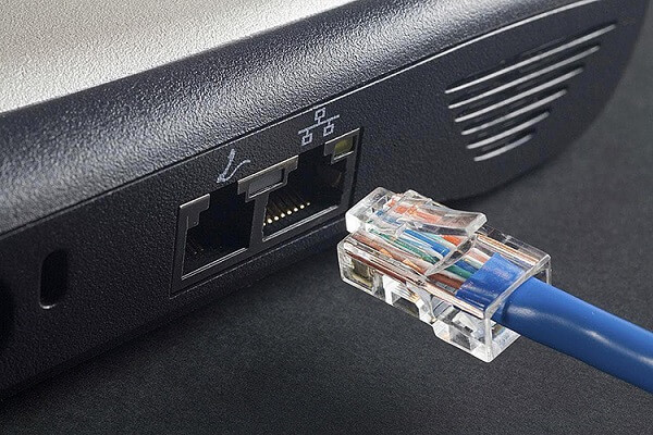 Dây mạng LAN kết nối từ máy tính đến modem WiFi