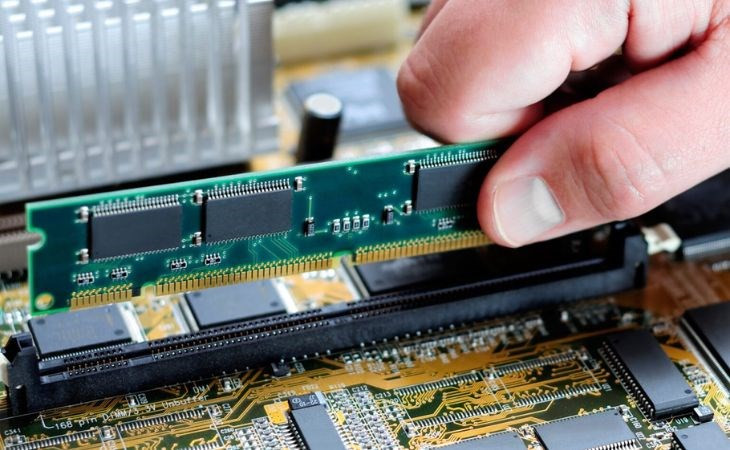 Bạn nên lau sạch bụi bẩn rồi cắm lại RAM thật chặt đúng vị trí ban đầu