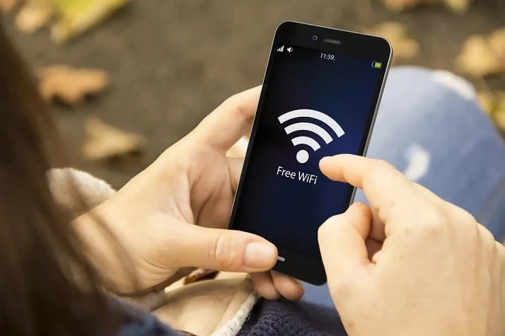 Khu vực đông thiết bị truy cập cùng lúc dễ làm kết nối WiFi yếu và nhiễu