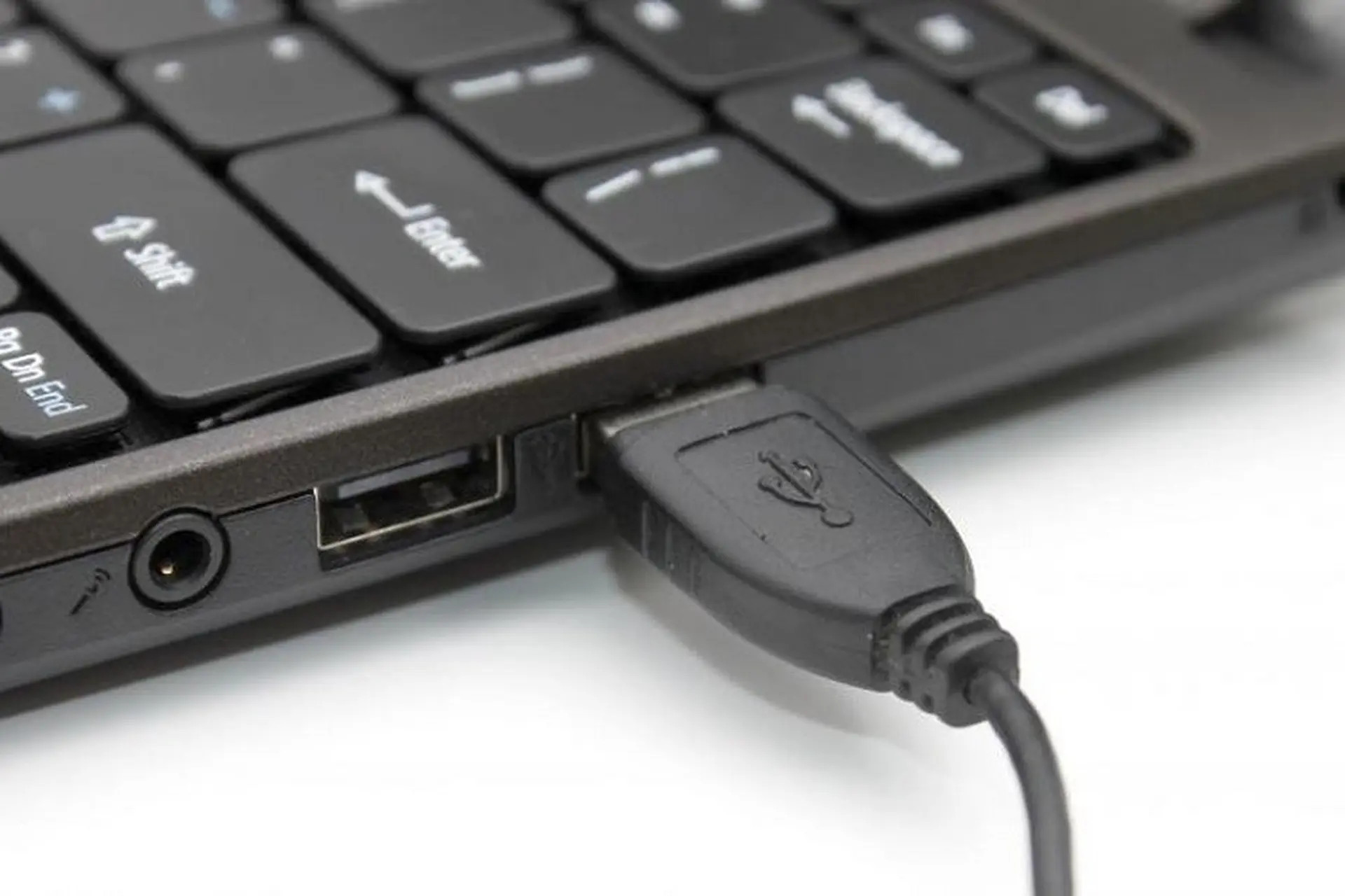 Cổng USB máy tính để bàn bị lỗi kết nối do xung đột thiết bị ngoại vi