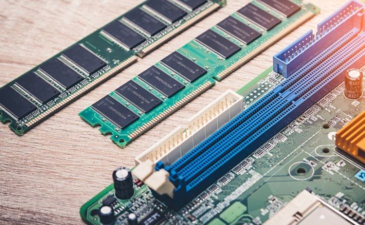 Vệ sinh và lắp lại RAM đúng chuẩn giúp khắc phục lỗi không hiển thị