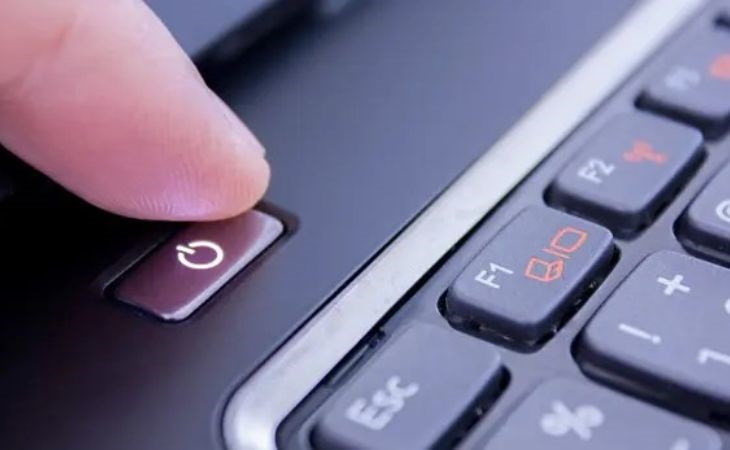 Giữ nút nguồn để tắt hoàn toàn trước khi thử khởi động lại
