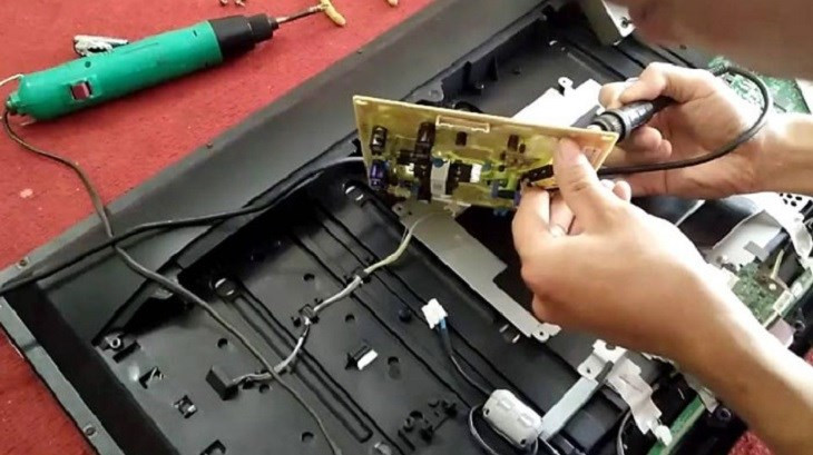 Khi lỗi liên quan đến IC Driver hoặc mạch điện, kỹ thuật viên chuyên môn sẽ xử lý an toàn và chính xác hơn