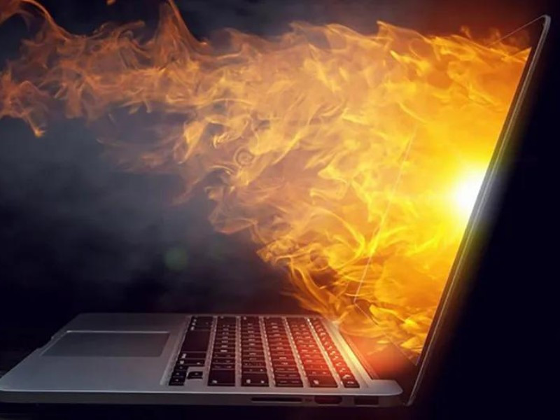 Laptop quá nhiệt khiến màn hình đen khi chạy tác vụ nặng, cần vệ sinh tản nhiệt và giảm tải hệ thống