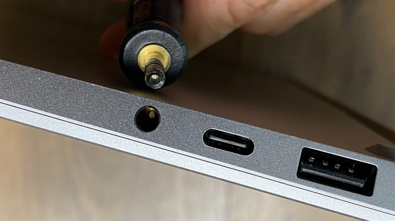 Kiểm tra và cắm lại jack micro đúng chuẩn trên laptop