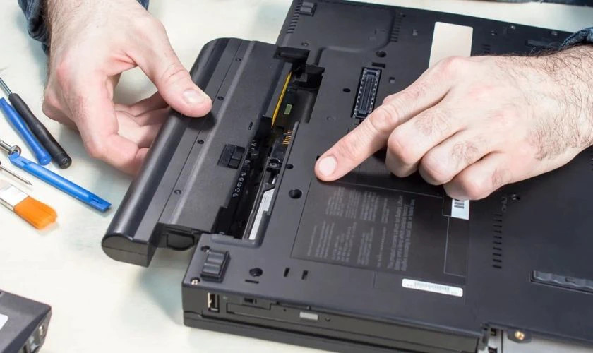 Laptop không khởi động do pin yếu hoặc pin lỗi cần được kiểm tra đúng cách