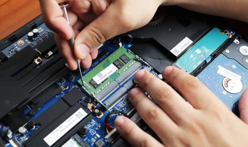 Người dùng kiểm tra các nguyên nhân phổ biến khiến laptop không lên nguồn