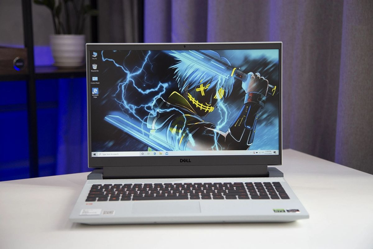 Sinh viên kỹ thuật sử dụng laptop để học tập, lập trình và xử lý đồ án chuyên ngành