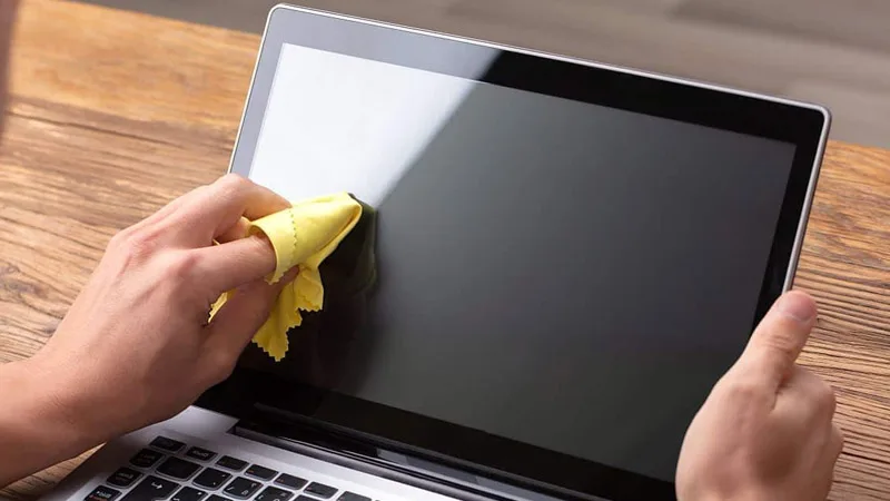 Vệ sinh màn hình máy tính định kỳ